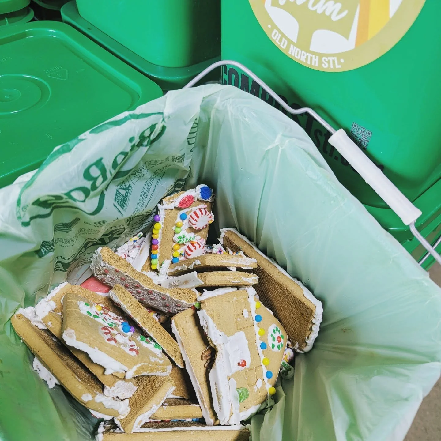 Need a gift idea? Give the gift of food waste composting...it beats the landfill all year long! (And works for pretty much everyone on your list!) 💚🎁🎄🍊 *Find gift cards for subscriptions on our website!*