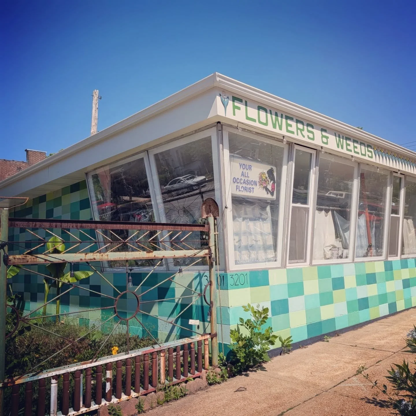 Need more compost?! Head to the beautiful @flowersandweeds this weekend and grab some--along with tons of their gorgeous plants! We are so excited that they are stocking our cubic foot bags of compost, made in STL with STL food scraps! 🎉💚🌸🪏🌼
