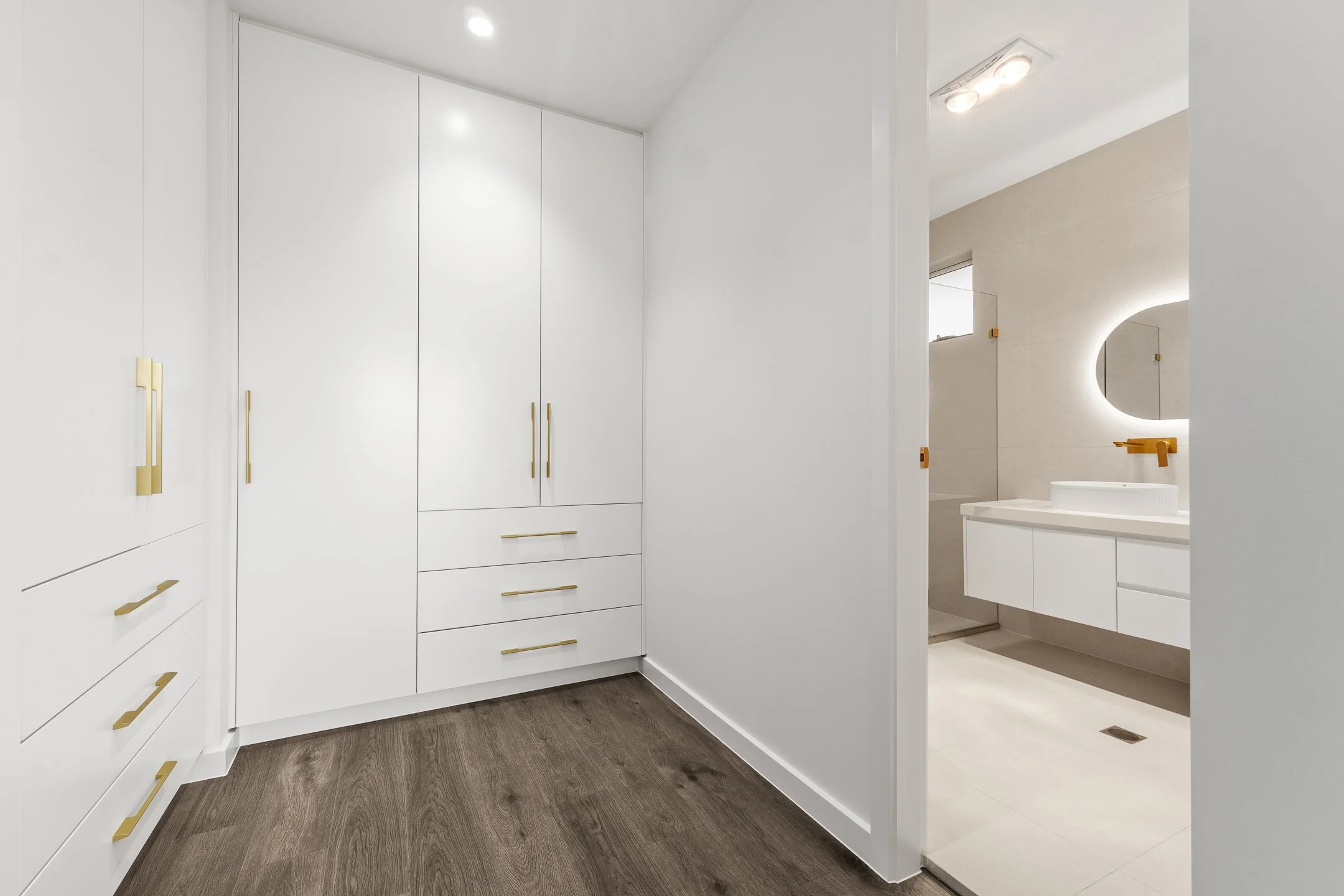 13.Walk-in Wardrobe.jpg