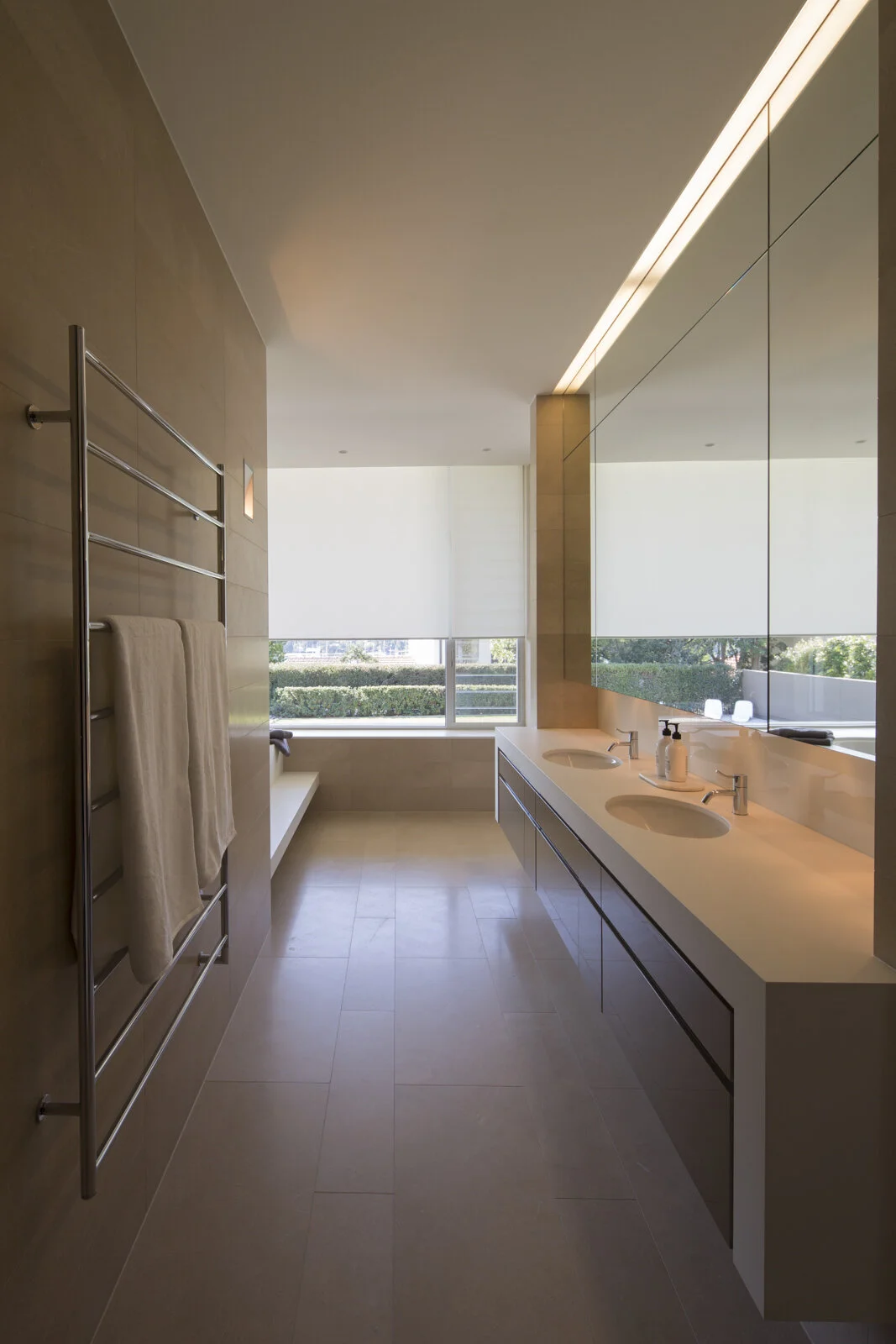 32 Ensuite 1_008100.jpg