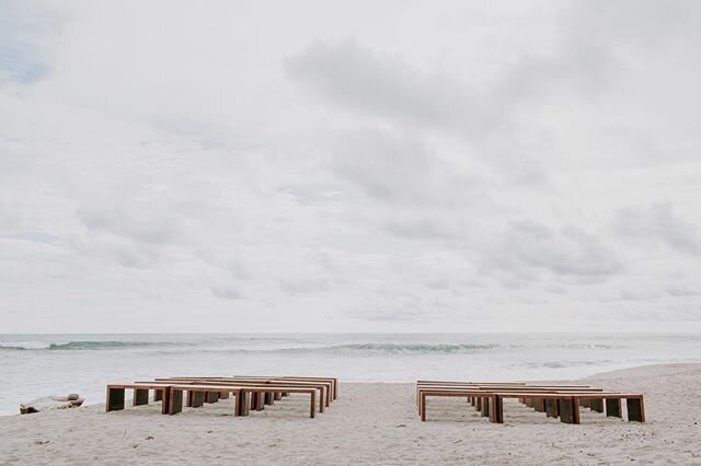 El mar sin duda es de los mejores escenarios para las bodas de verano. &iexcl;Nuestras bancas Napa son perfectas para este tipo de eventos!

Planning @tropicaloccasions | Photo @beauxartsphoto |