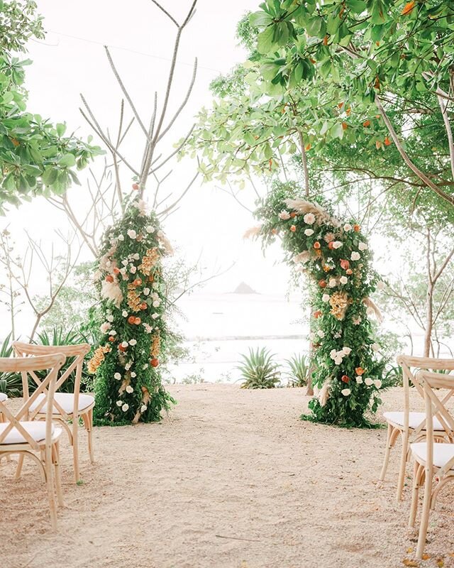 Summer wedding goals 🌿✨ Nos fascina ver como nuestras Sillas X Vintage se ven en esta ceremonia tan espectacular. 
Planning @susanlevents | Photo @marielacare | Floral @cristina_alpizar |