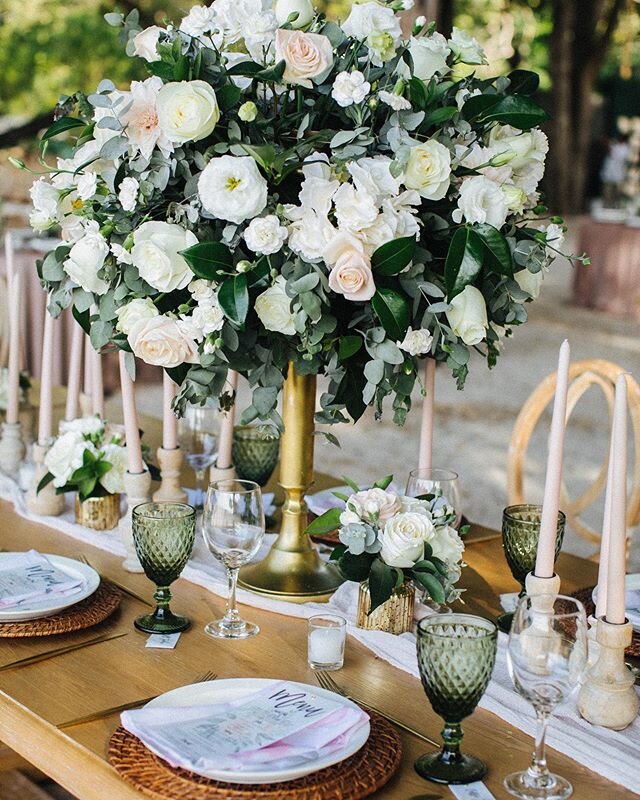 The table is ready 🌿 Si buscas inspiraci&oacute;n para tus eventos, nuestra colecci&oacute;n de copas de colores es perfecta para vos. Agr&eacute;gale esos detalles &uacute;nicos a tus ocasiones especiales ✨ 
Planning @susanlevents | Photo @chloemur