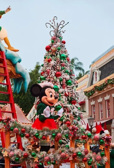 Dreaming of Disney World at Christmas?⁣
⁣
You&rsquo;re not alone &mdash; it&rsquo;s one of the most magical times of the year to visit! From twinkling lights and festive treats to special holiday shows and character experiences, Disney goes all out f