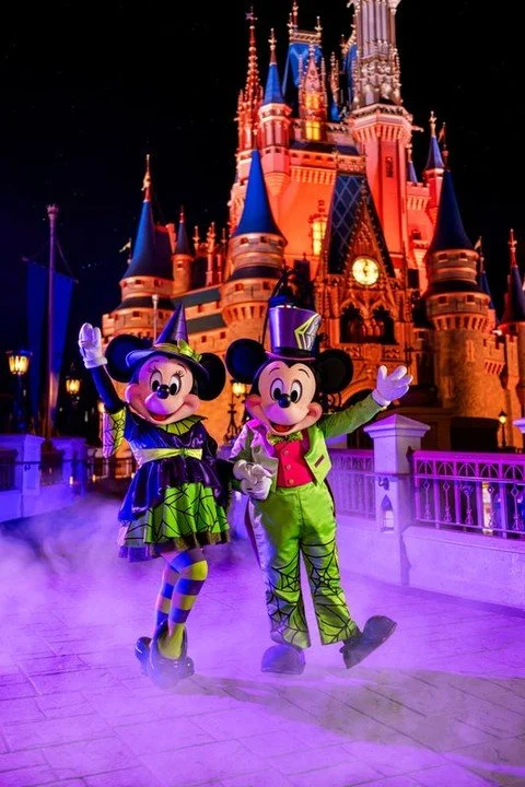 Have you ever been to Disney at Halloween time? From Main Street’s glowing pumpkins to spooky ride overlays and limited-time treats, it’s the happiest haunt on Earth!
But the real star of the season? Mickey’s Not-So-Scary Hallowe