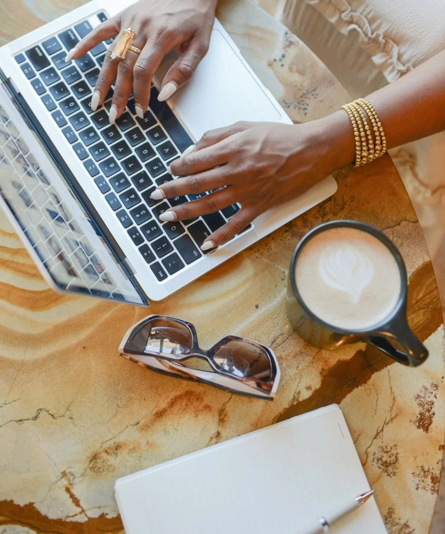 Here&rsquo;s what November actually looks like for me as a travel advisor ⬇⁣
⁣
On paper, November feels like it should be cozy and quiet&mdash;sweaters, slow mornings, and easing into the holidays.⁣
⁣
But the real version?⁣
It&rsquo;s full of trip qu