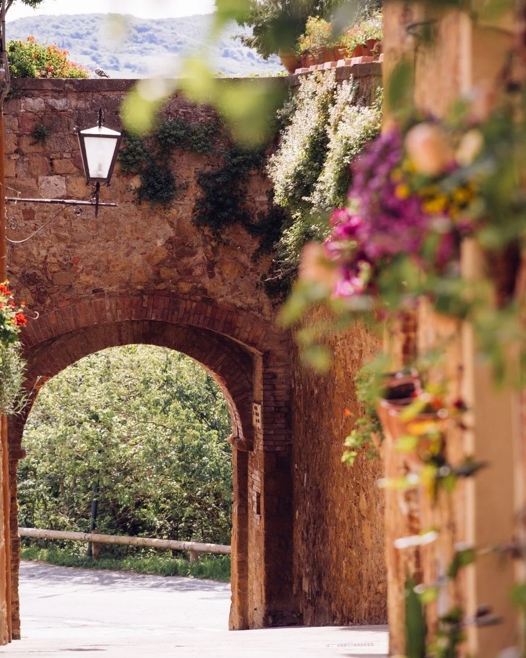 Tuscany is for the people who want Italy to feel slow.⁣
⁣
Not rushed museum lines and checking landmarks off a list. I&rsquo;m talking long dinners that somehow last four hours, mornings with the windows open overlooking vineyards, tiny hill towns wh
