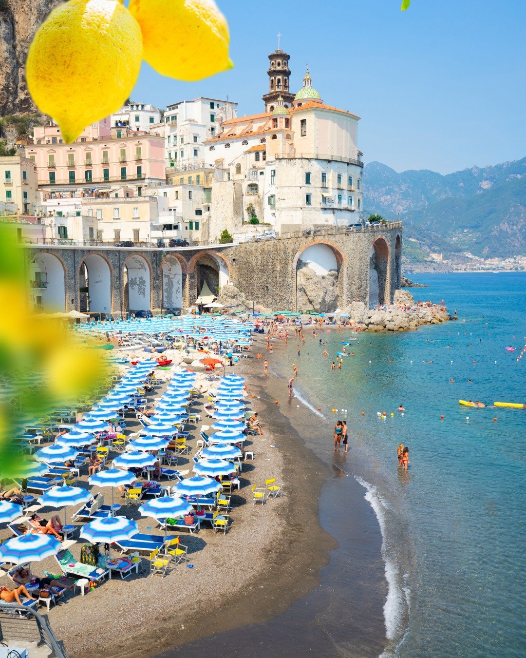 The Amalfi Coast is one of those destinations people save on Pinterest boards for years&hellip; and somehow it&rsquo;s even prettier in real life.⁣
⁣
The pastel buildings stacked into the cliffs.⁣
The tiny beach clubs only reachable by boat.⁣
Long lu