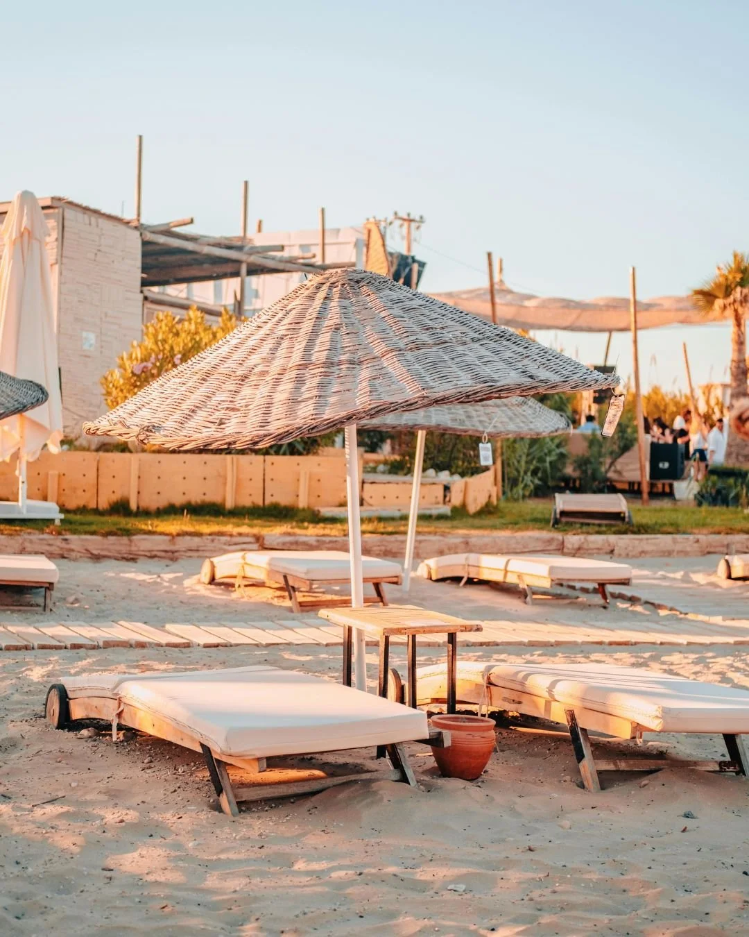 There&rsquo;s something about a beach vacation that resets you in the best way.⁣
⁣
Maybe it&rsquo;s the slower mornings, the salty air, or the way your only real decision for the day is pool or ocean. From turquoise waters in the Caribbean to hidden 