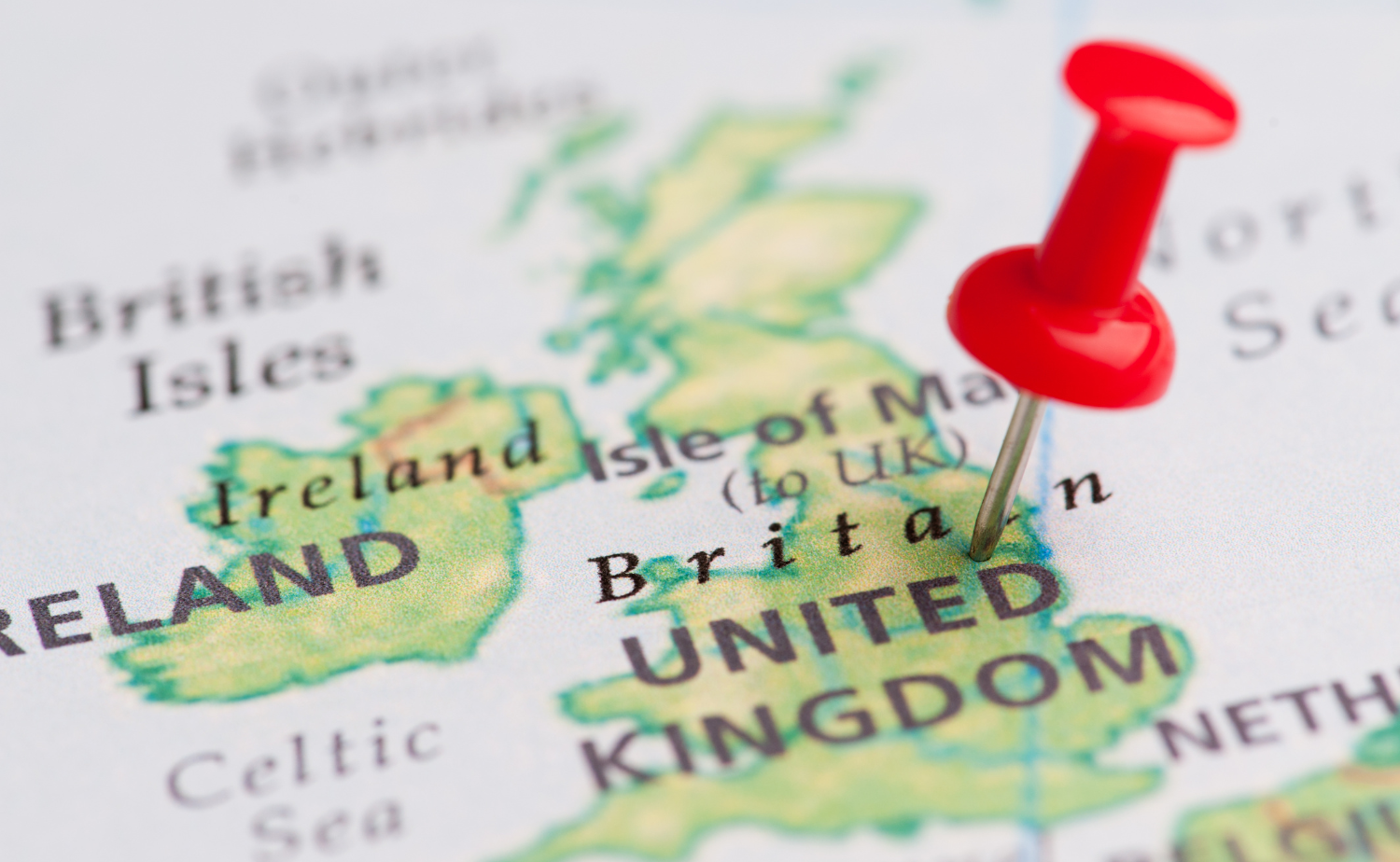 Map showing Ireland and the United Kingdom with a red pin highlighting the British Isles