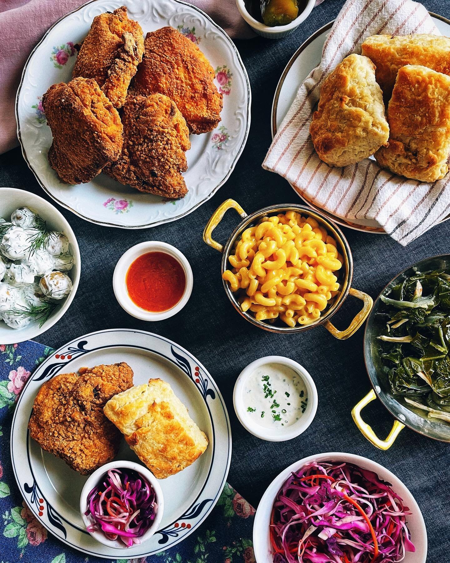 ✨Buttermilk Fried Chicken Dinner✨ Oh yeaaaah, it&rsquo;s all the good stuff! 

🍗 Buttermilk Fried Chicken
🧀 Mac &amp; Cheese
🥬 Collard Greens
🥔 Creamy Dill Potato Salad
✨ Vinegar Coleslaw 
🍞 Classic Biscuits
🌶 Hot Sauce &amp; House Ranch too
AN