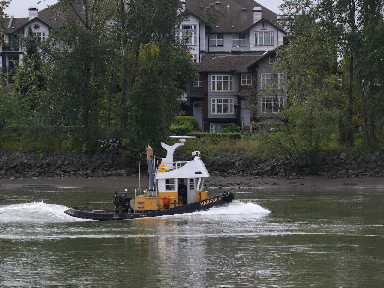 Harken Towing tugboat “HARKEN 5” navigates the Fraser River, B.C., September 2021.Click image for lightbox.