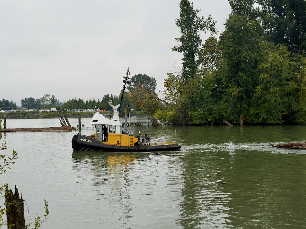 Harken Towing tugboat “HARKEN 6” tows log boom in Fraser River, B.C., September 2021.Click image for lightbox.