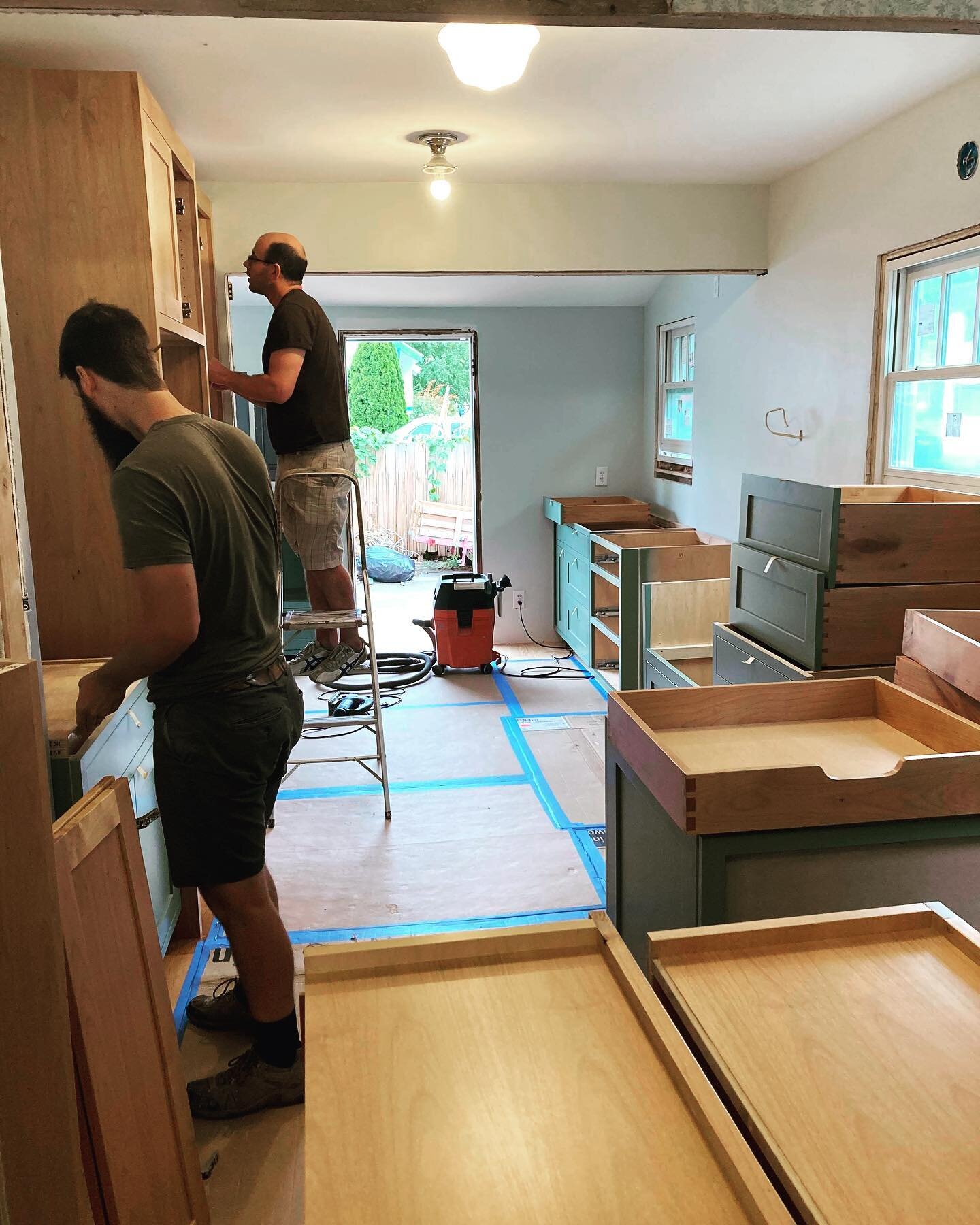 Many hands make light work.
.
.
.
#helpinghand #kitcheninstallation