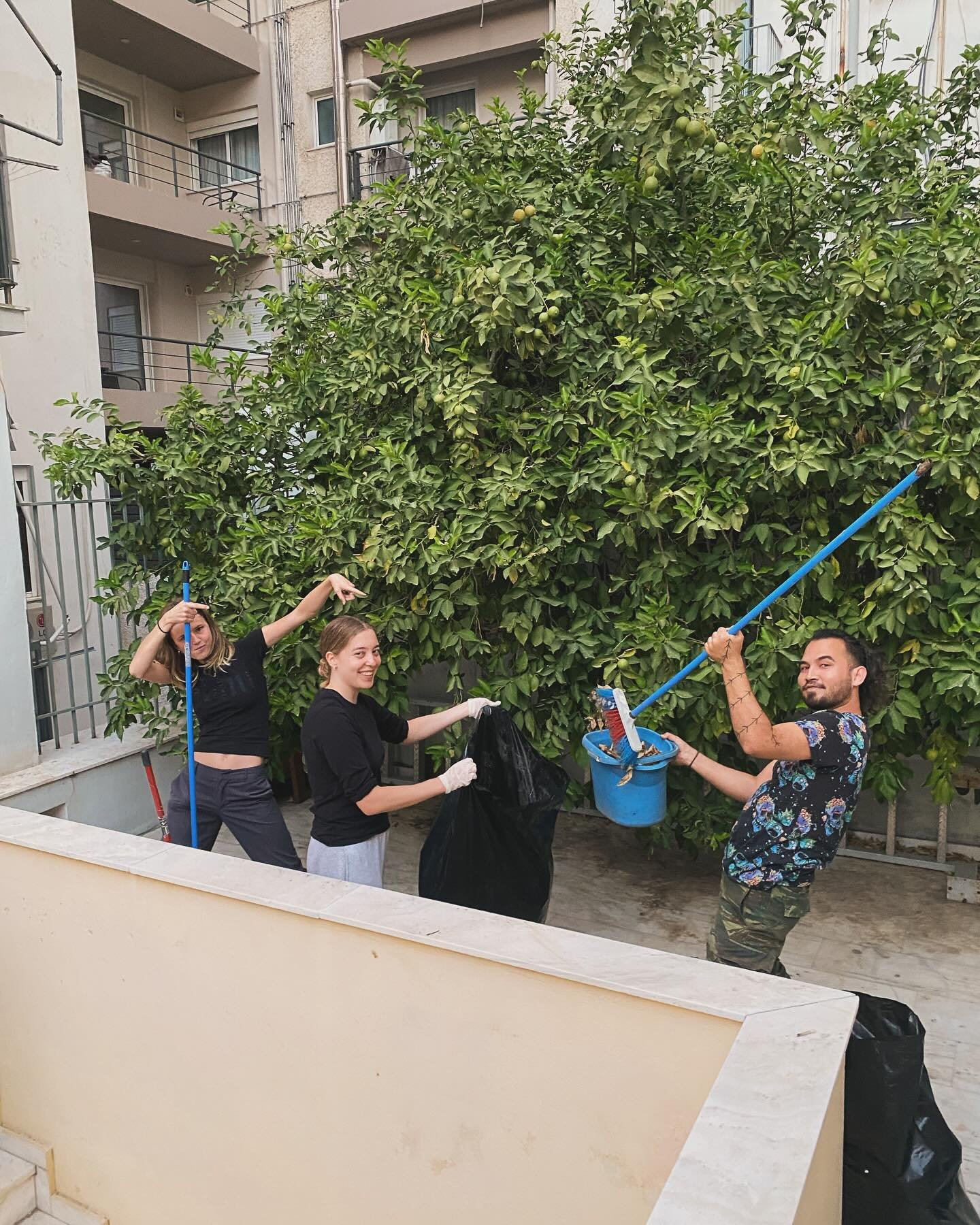 Thursday means Deep Cleaning Day 🧼🧹🧽

It&rsquo;s a social day where we are cleaning up collectively our Social Kitchen!