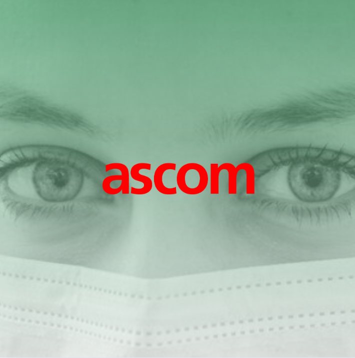 Nærbillede af en persons øjne med mundbind, overlagt med teksten 'ascom' i rødt.