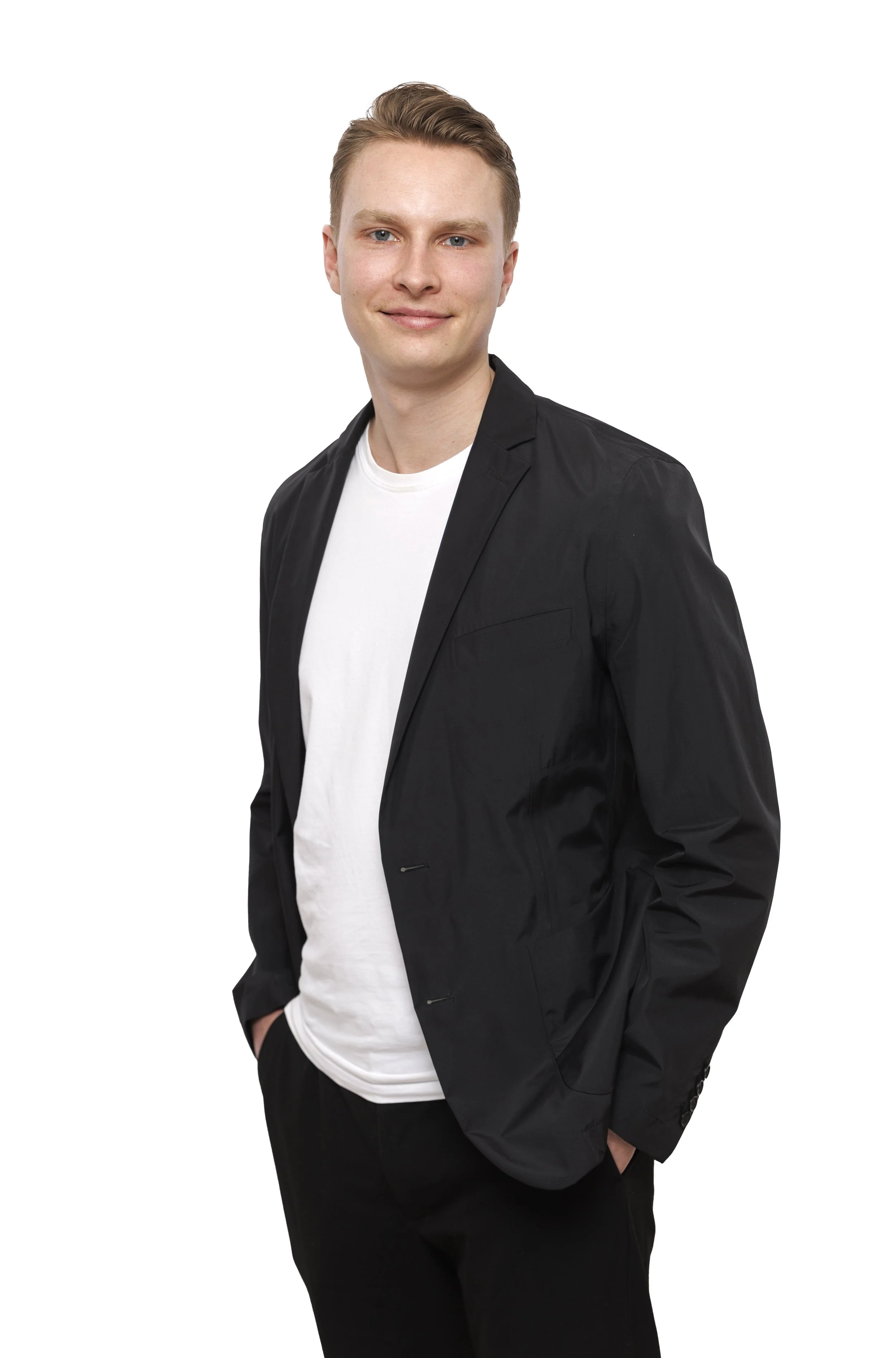 En minimalistisk illustration af en forretningsmand i sort jakkesæt, der holder en tablet i den ene hånd og en telefon i den anden.