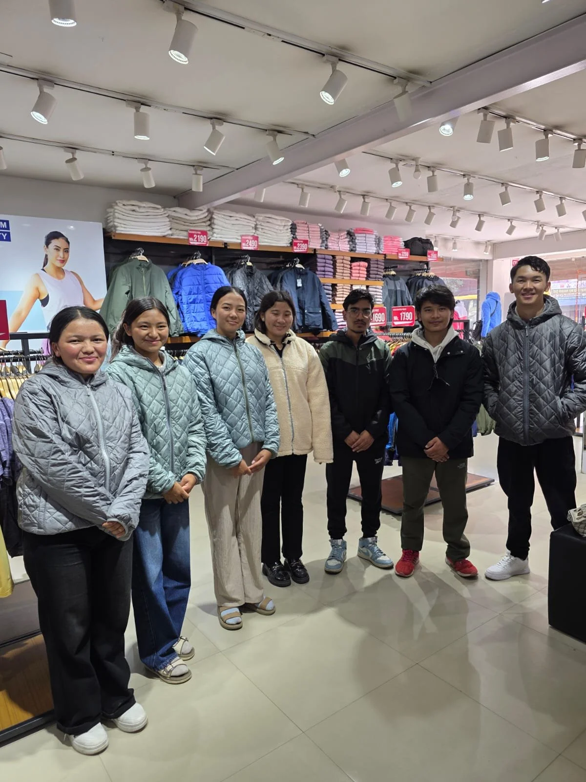      

 
   Aujourd'hui, c'était jour de fêtes pour les boursiers de Katmandou. Ils ont retrouvé Sanjaya et Dhan Prasad devant le stupa de Bodnath et ensemble ils sont allés dans un magasin de vêtements. Là, chacun des jeunes a pu se choisir un blous