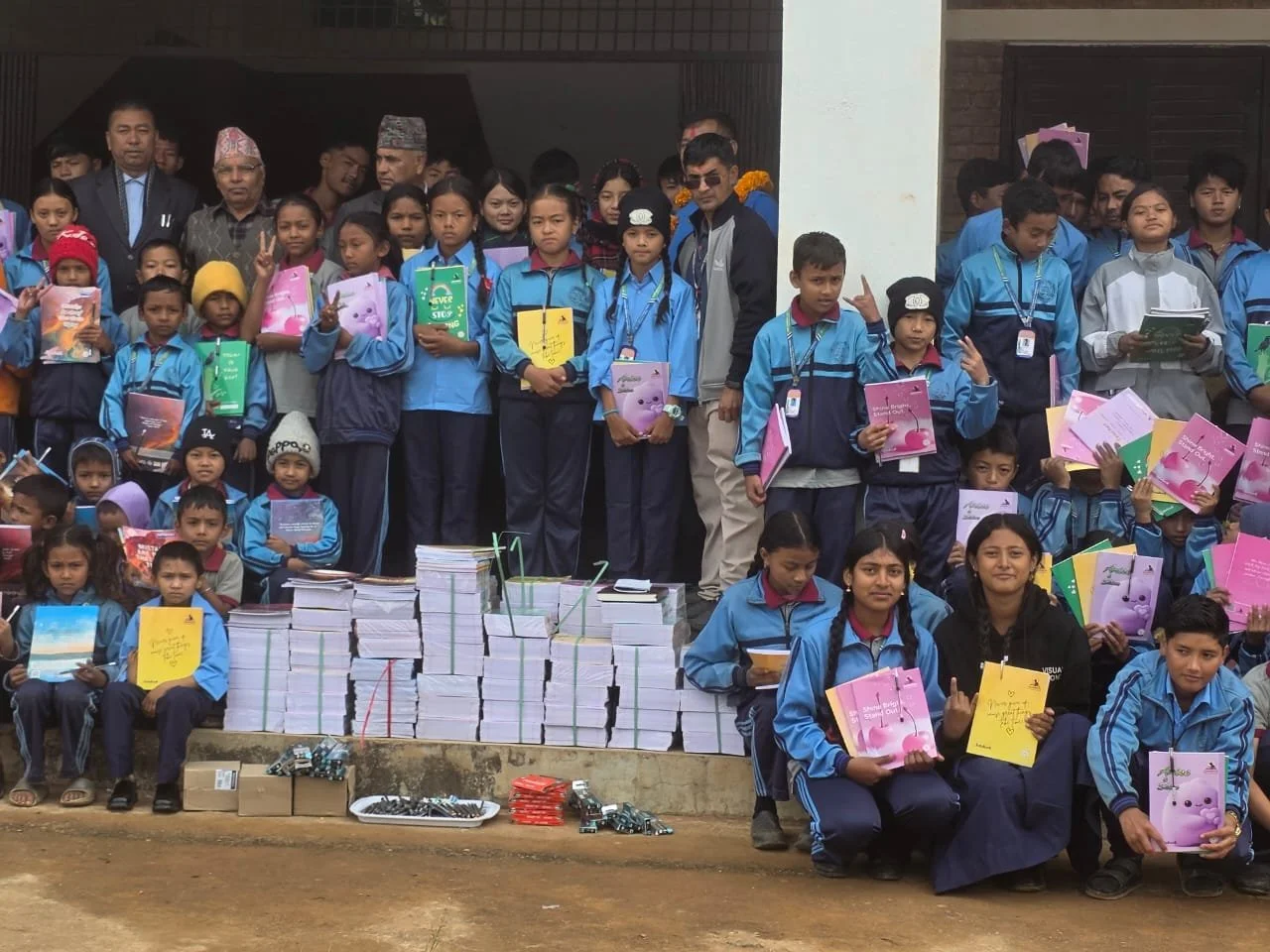      

 
   Sanjaya et Dhan Prasad se sont rendus à Gorkha, à l'école secondaire Shree Ratna Laxmi où enseigne Sudeep. Ils ont distribué trois cahiers et un crayon aux élèves de maternelle et à ceux jusqu'en classe 10 (CM2) avec un stylo en plus. Dha