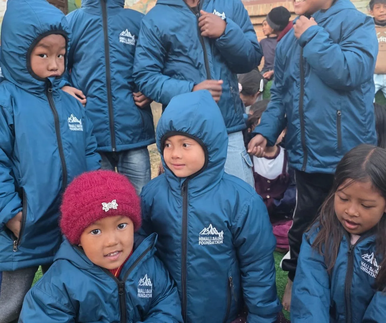      

 
   Les enfants qui viennent au PCH pour faire leurs devoirs sont actuellement en vacances d'hiver. Avant qu'ils ne partent, Sanjaya, Dhan Prasad et Kissan ont remis une doudoune aux 63 élèves qui étaient présents. Les 22 enfants qui étaient 