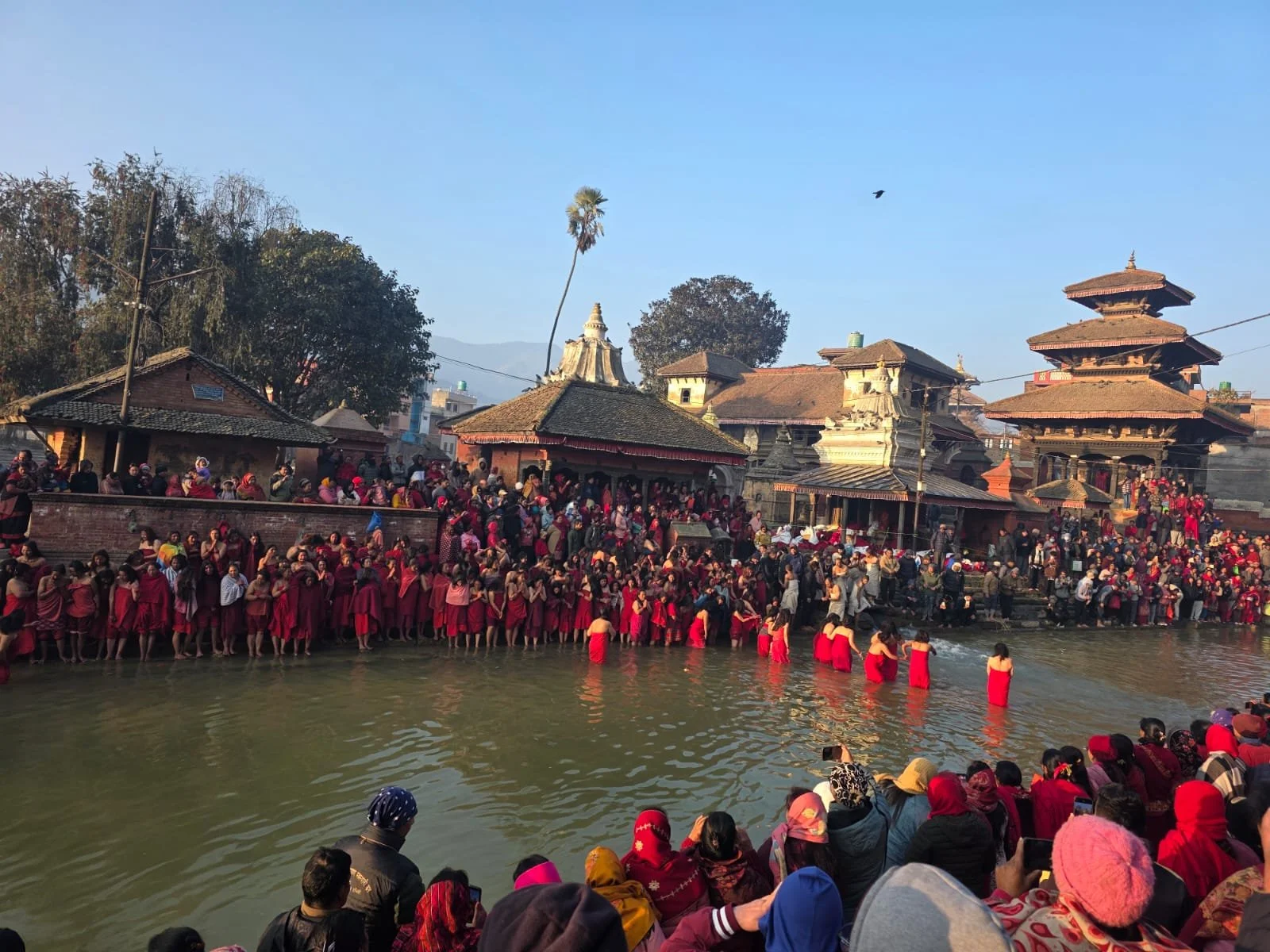       
  
    Le jeûne de Madhav Narayan au Népal est une tradition hindoue rigoureuse d'un mois, observée de la pleine lune de Paush à celle de Magh (environ de mi-janvier à mi-février). Les fidèles, notamment à Bhaktapur et Sankhu, honorent le Seig