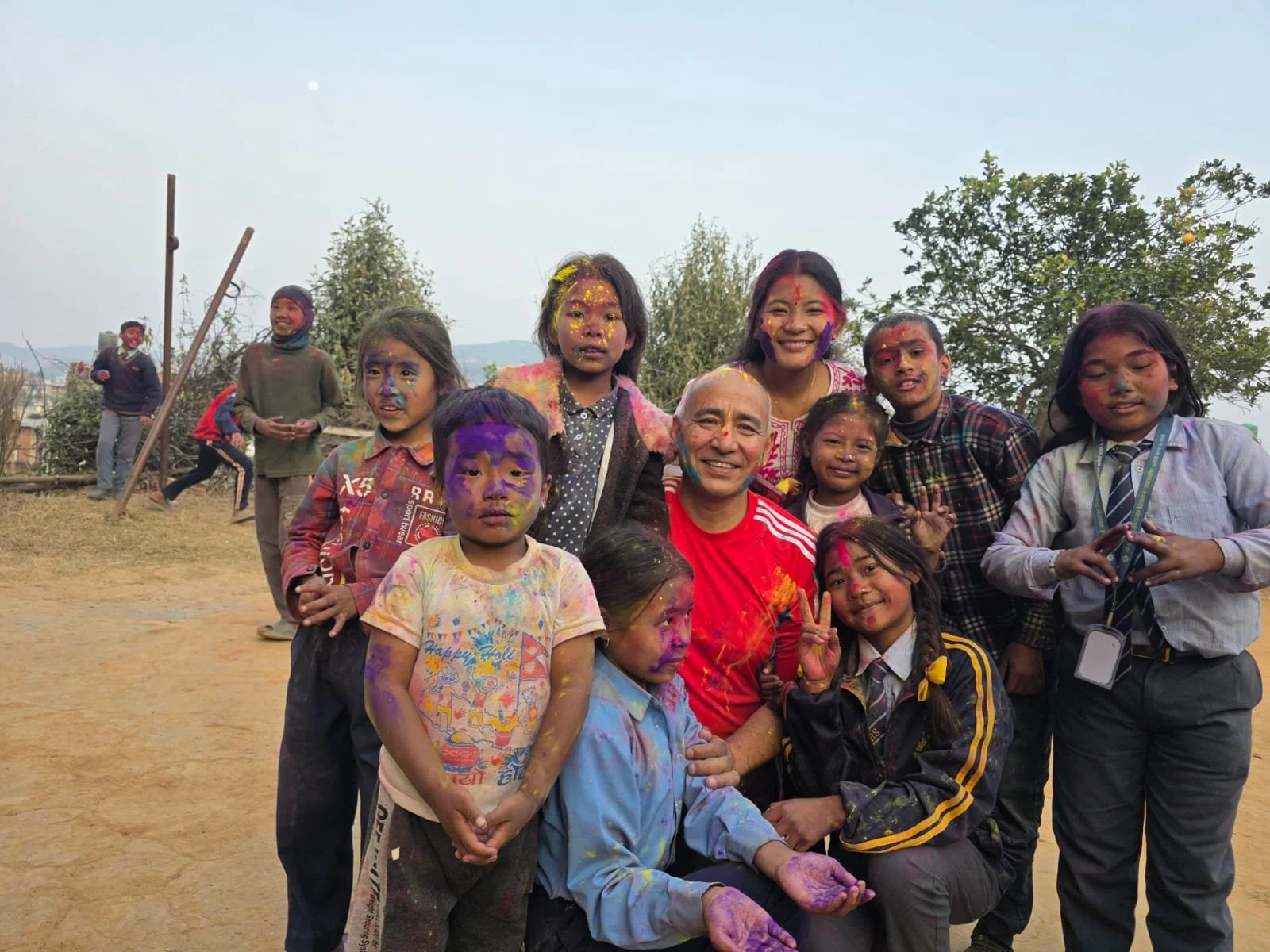       
  
    La fête de Holi a été fêtée le jour de la pleine lune du 3 mars. Tous les Népalais ont célébré ce festival des couleurs qui signifie la fin de l'hiver et l'arrivée du printemps, ainsi que la &nbsp; victoire du bien sur le mal. C'était u