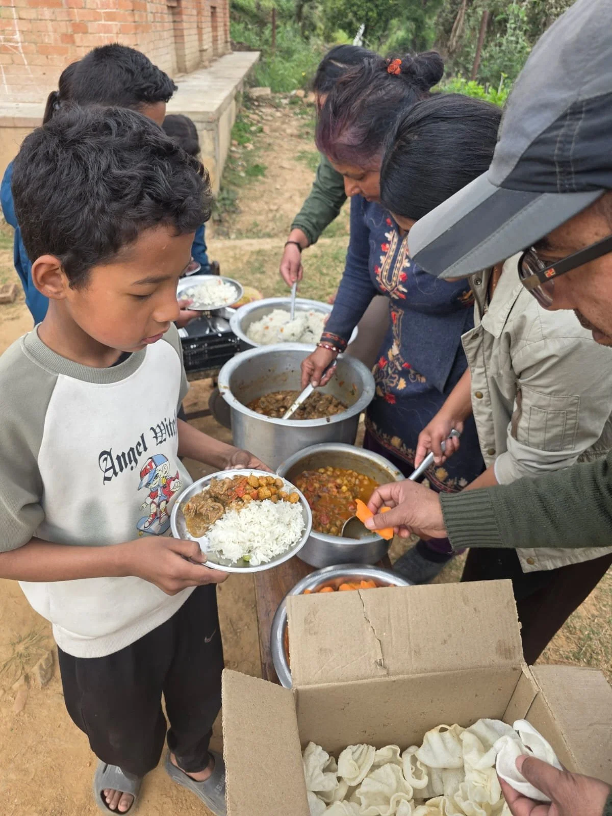       
  
    À leur arrivée aux cours du soir au PCH, un goûter est offert à la centaine d'enfants présents. En principe, un seul repas chaud par mois leur est servi, mais ce mois-ci ils avaient droit à deux repas. Le 1er mars, à la veille de la fêt