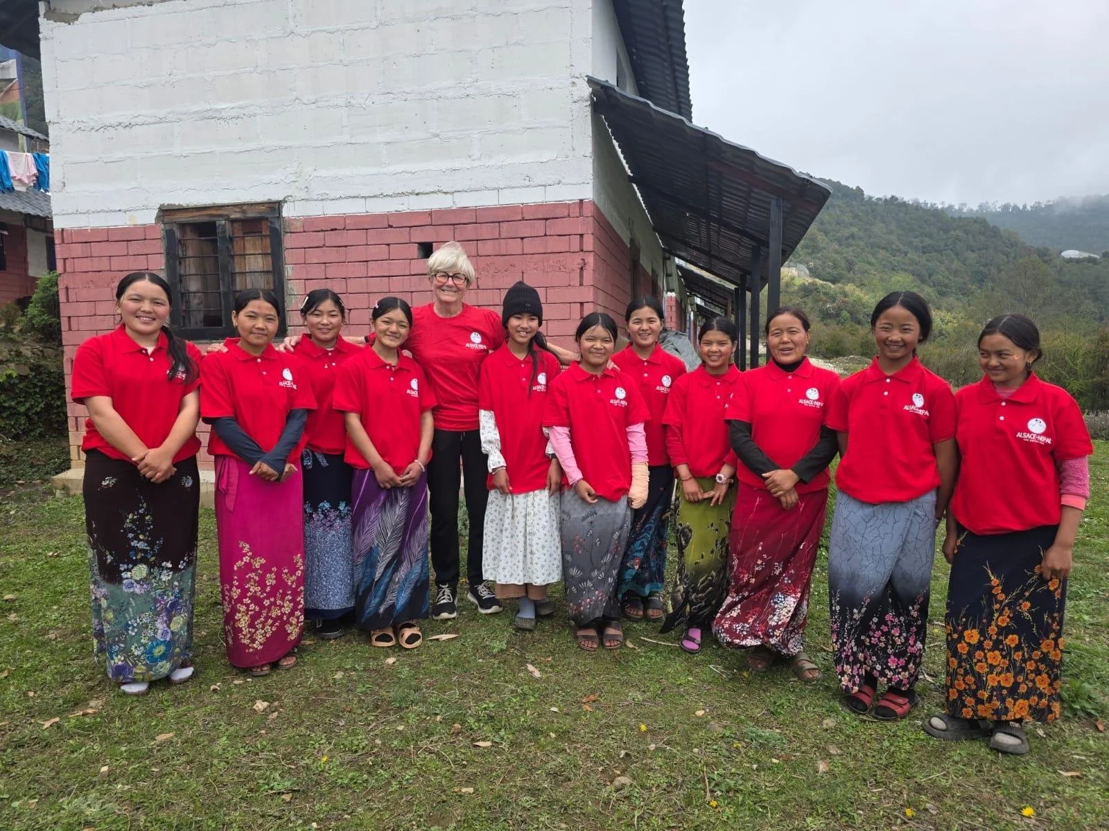       
  
    Éliane, membre du CA, est actuellement au Népal. Accompagnée de Sanjaya et de Dhan Prasad, elle s’est rendue à Laprak pour rencontrer les boursiers et remettre à chacun un polo rouge – rappelant la couleur du drapeau népalais – ainsi qu