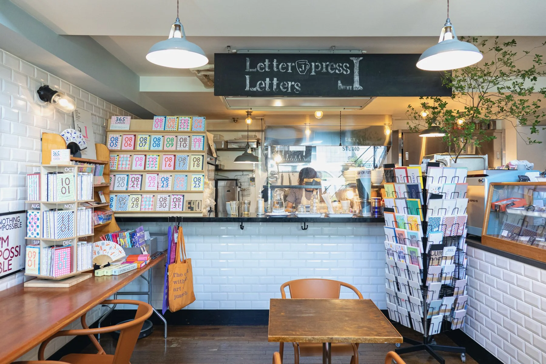 1F / 店内