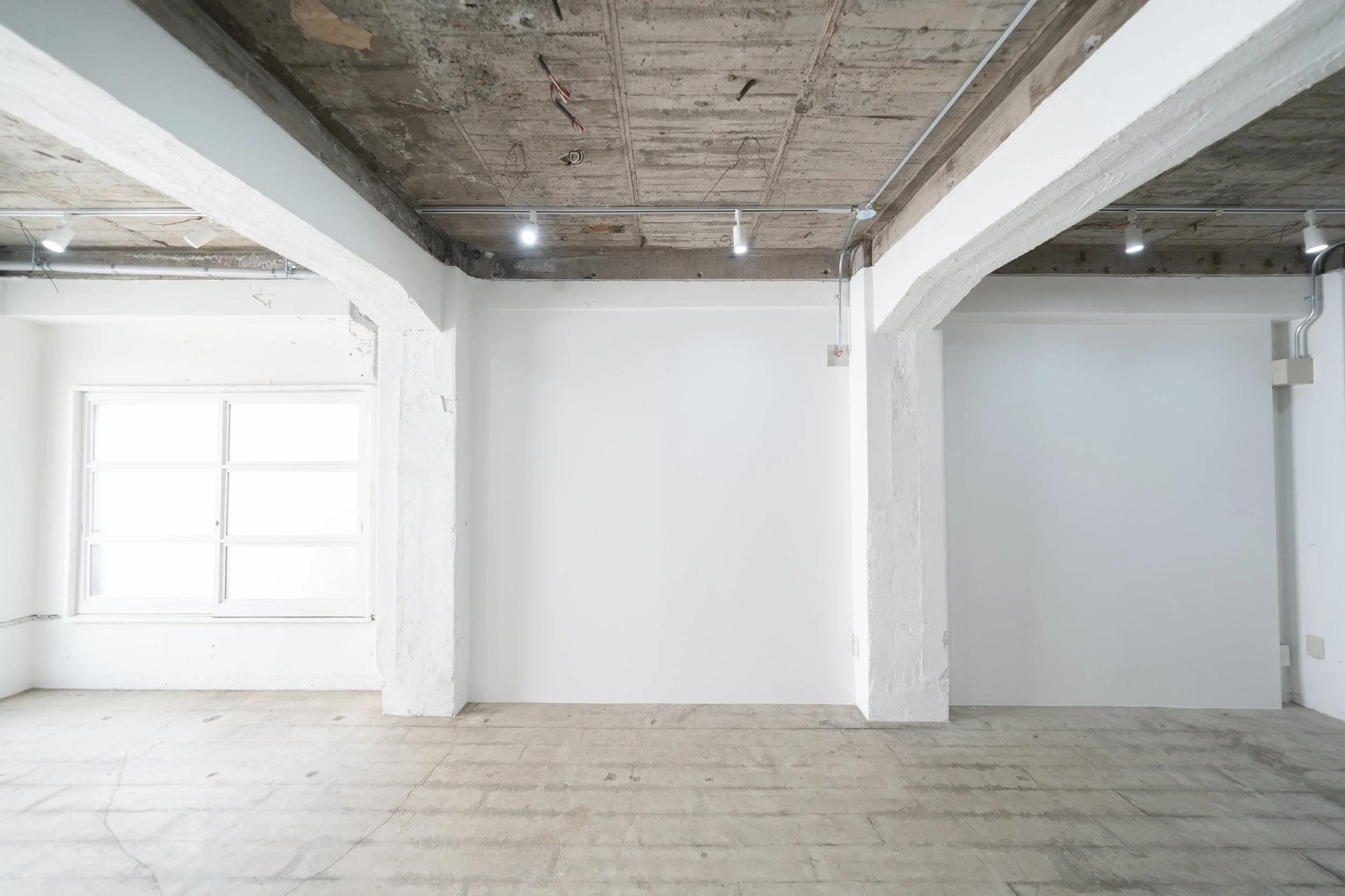 WIP Studio（2F） / シンプルな白壁の空間