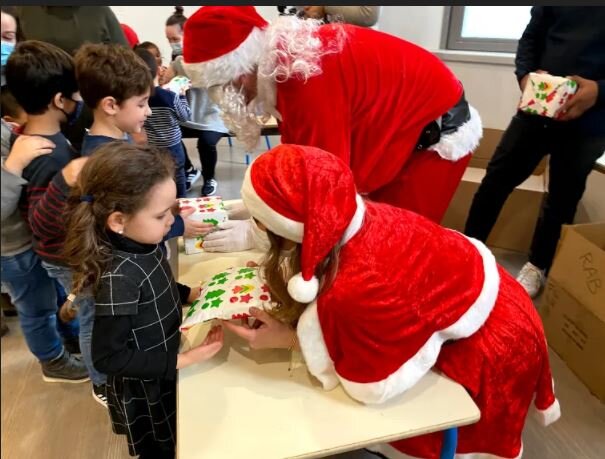 The distribution of the gifts by the EDHEC students took place!