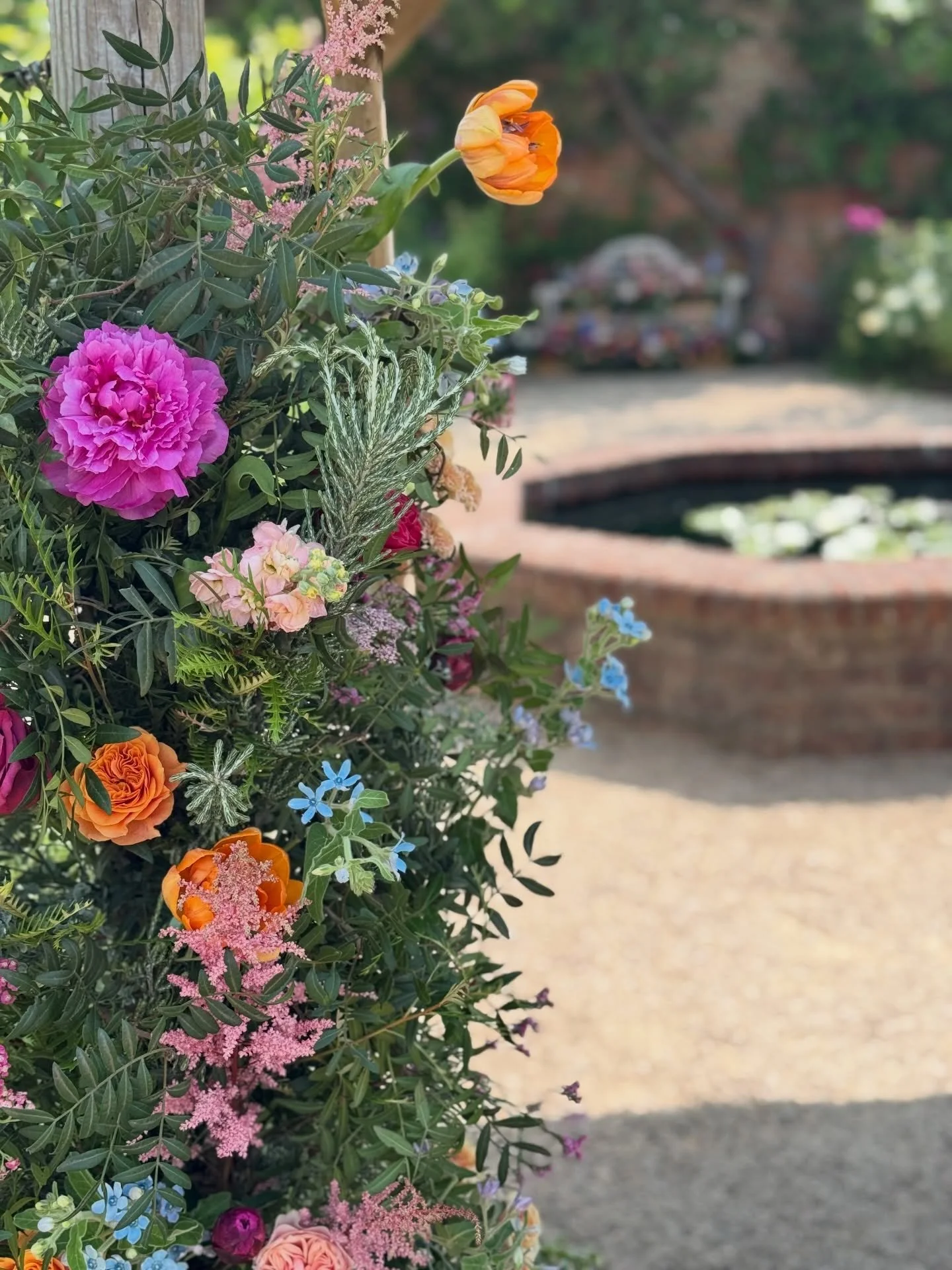 Being back at @thewalledgardencowdray at the weekend reminded me just what a venue it is! There were lots of pergola chats as it&rsquo;s a real focal point during the ceremony. But you really don&rsquo;t need to blow the budget to make it pop! Just a