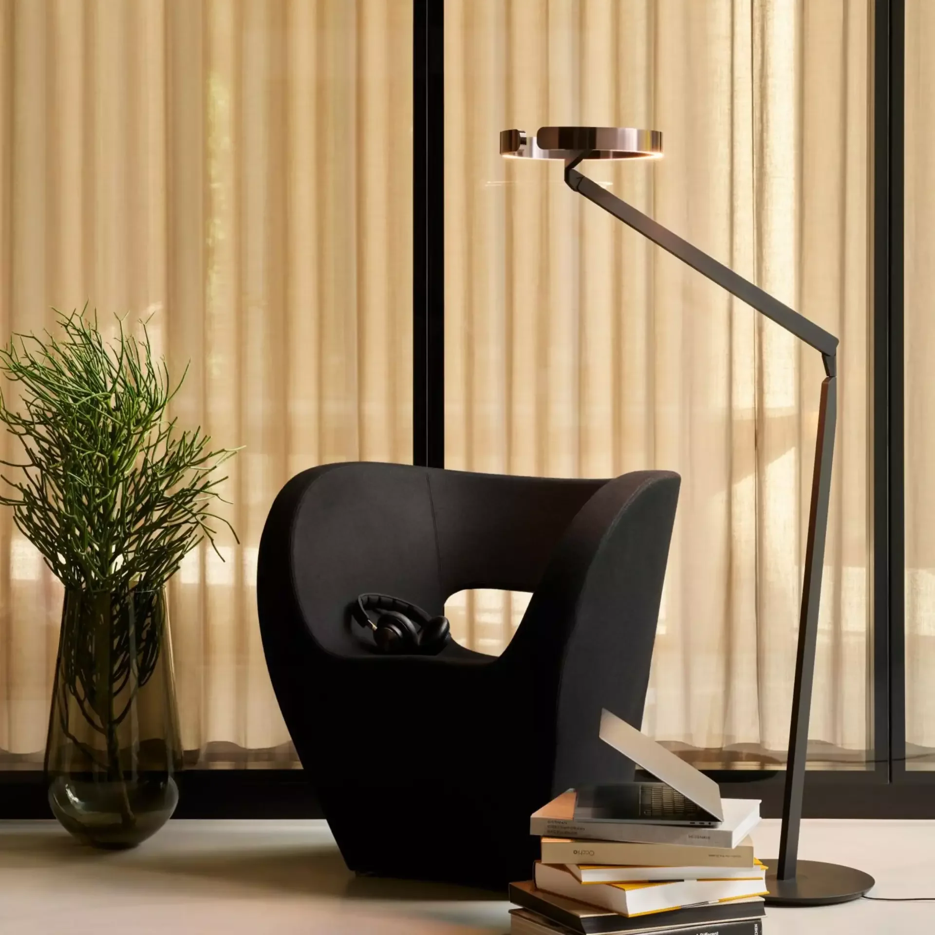 Stehleuchte-Gioia-lettura-Vorzimmer.webp
