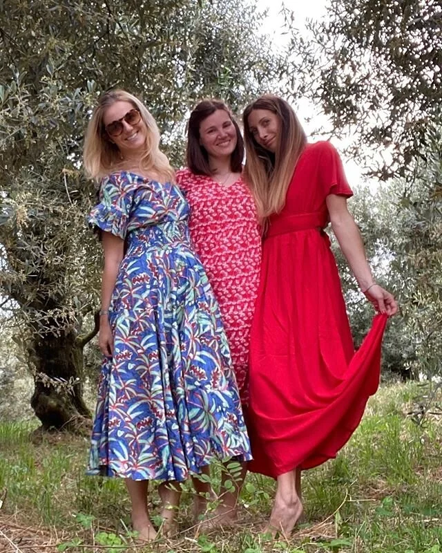 TITOLO: AMICHE ALLA MOROLA
Noi 3 sotto una pianta d&rsquo;ulivo, con splendidi abiti ad assaporare il piacere di stare in mezzo alla natura.
Splendide le mie amiche nel mio posto preferito. .
.
.
.
#amiche #campagna #morola #castellicalepio #girls #b