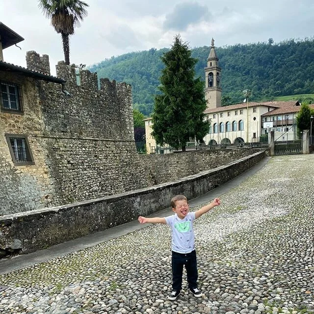 TITOLO: IL CASTELLO
Il mondo &egrave; bello. Sembra di vivere in un castello. .
.
.
.
#amoregrande #castello #castellicalepio #castellodicalepio #borgodicalepio #motherandson
