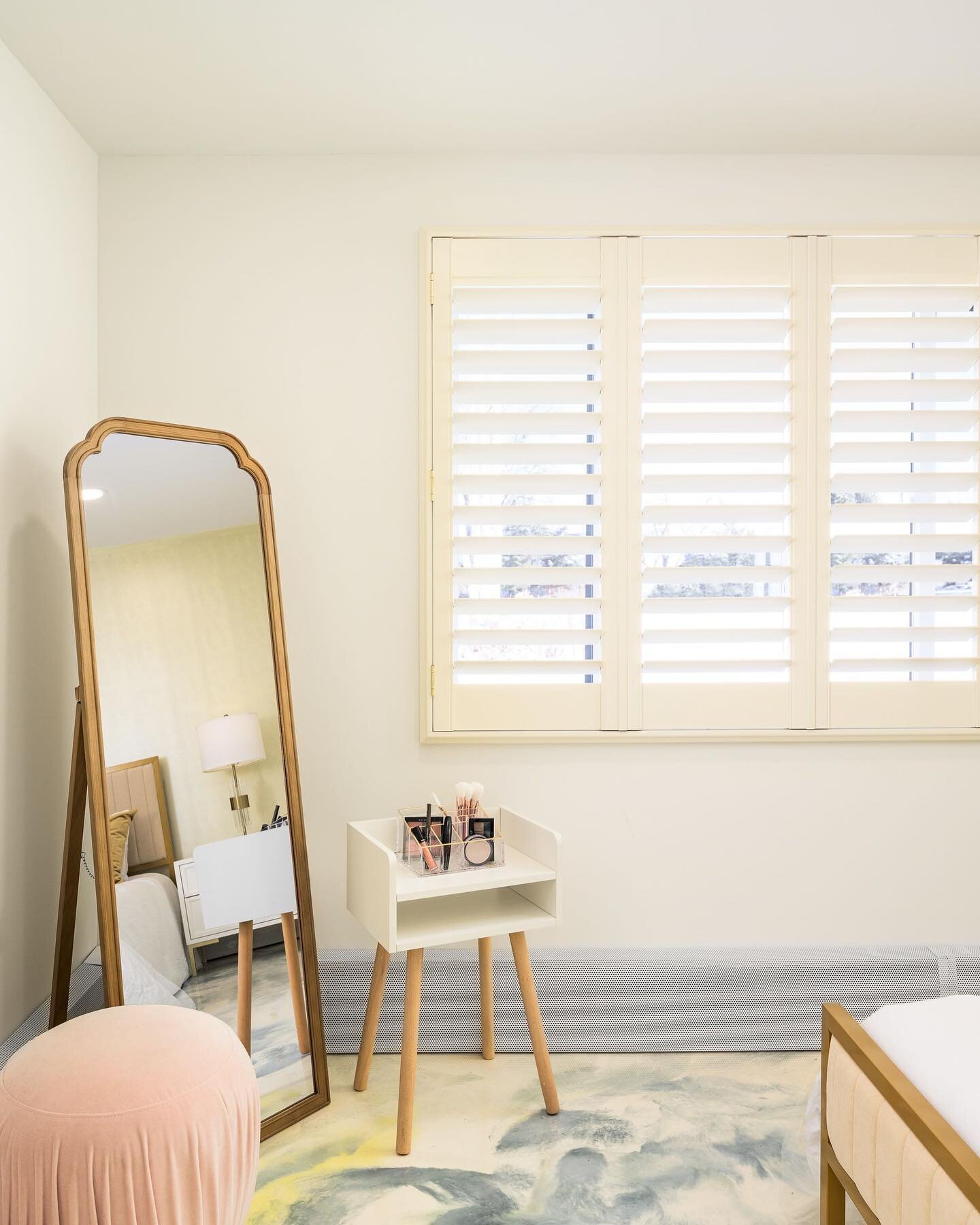 Check out this room designed by the awesome Rico Le&oacute;n from HGTV&rsquo;s Rico to the Rescue. How great is the dimension added to the space simply by selecting our dover shutters instead of white? It&rsquo;s the little things! 🤍@rico.to.the.res
