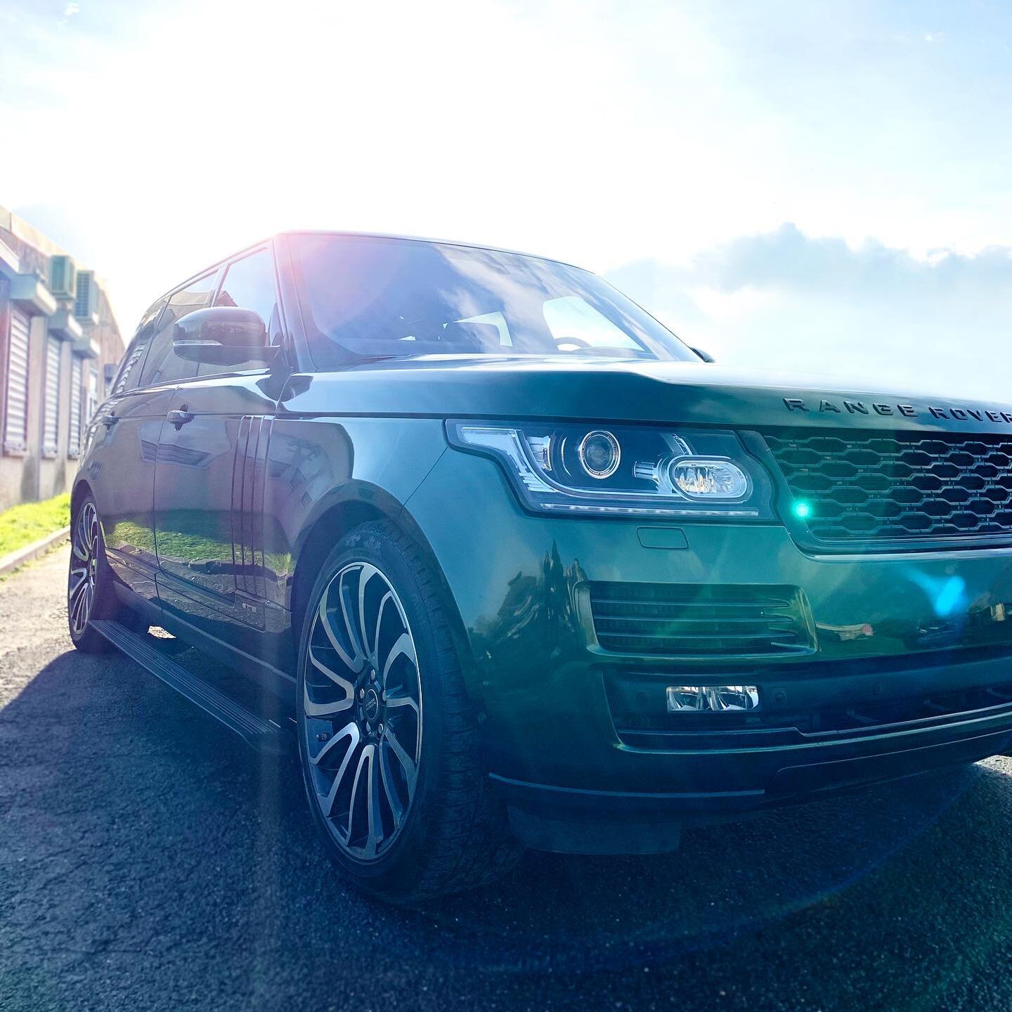 Total covering sur un Range Rover rallongé, base blanche, avec intérieurs de portes en MIDNIGHT GREEN #INOZETEK 🐍💚
.
.
.
#idcouleur #car #wrap #covering #midnight #green #rangerover #inozetek