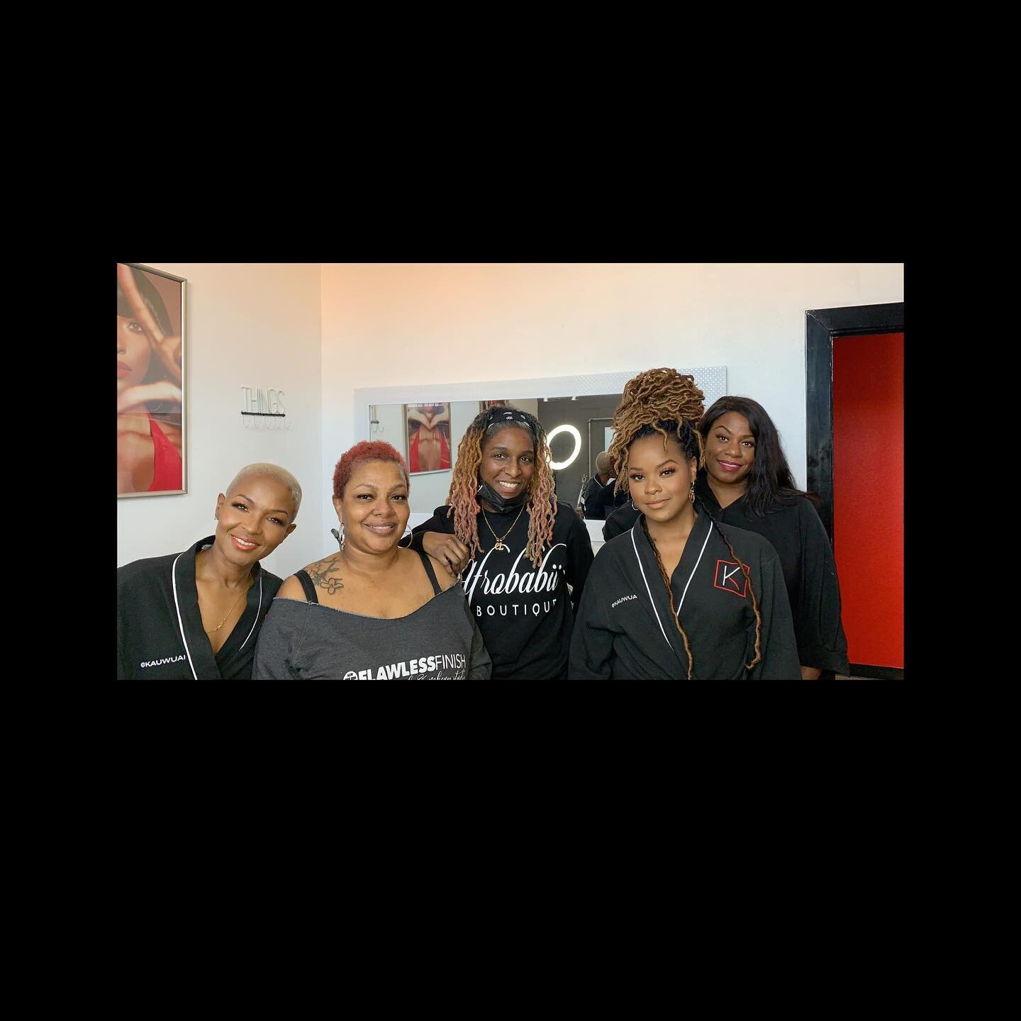 (Photo ReDo🤦🏽&zwj;♀️)

Thanks for the call @thelondonxperience_ 
Team work makes the dream work! @afrobabii on the locs @b.ladawn on the faces
And you already know who graced their nails 🙋🏽&zwj;♀️
@shyspeaks so nice to see you again So nice to me