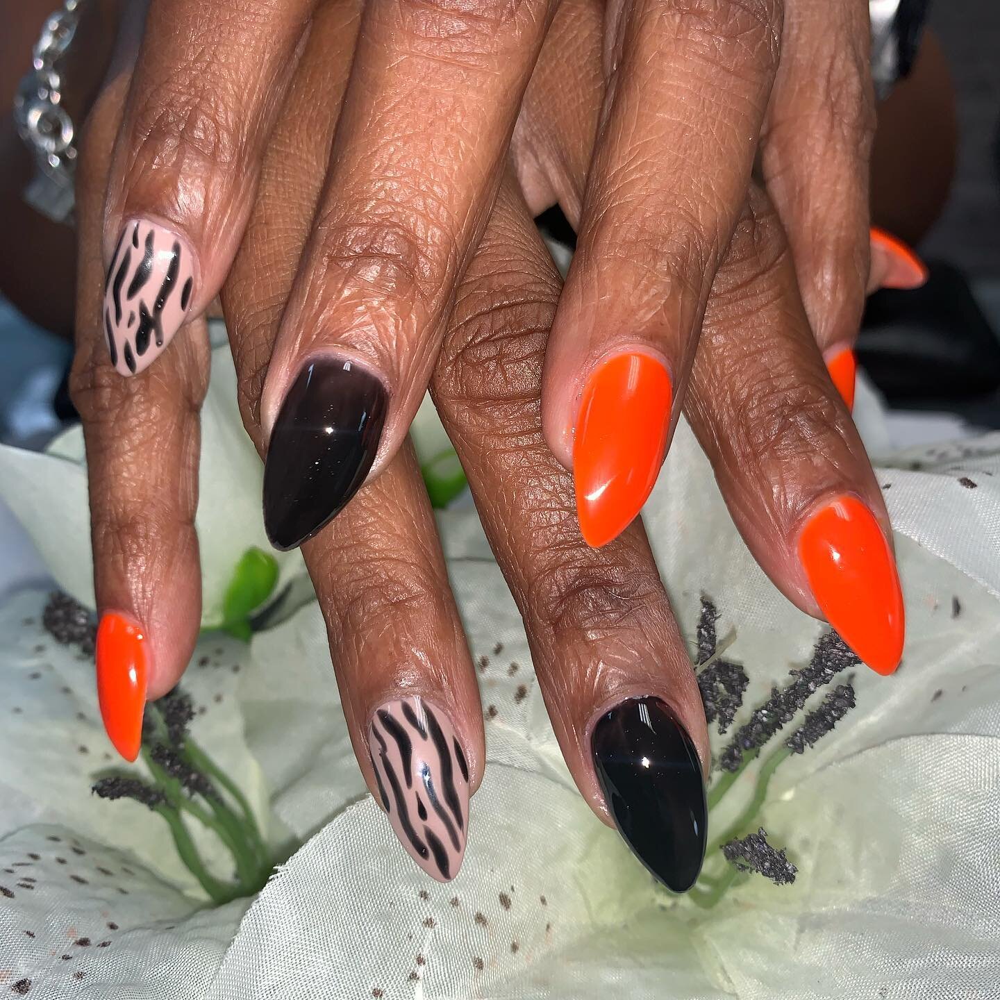 Every now and then we gotta switch it up, and my client @regandryanmom let&rsquo;s me do just that&hellip;
#stilettonails #myversion #simpleartwork #colors 

Book your beauty with me!