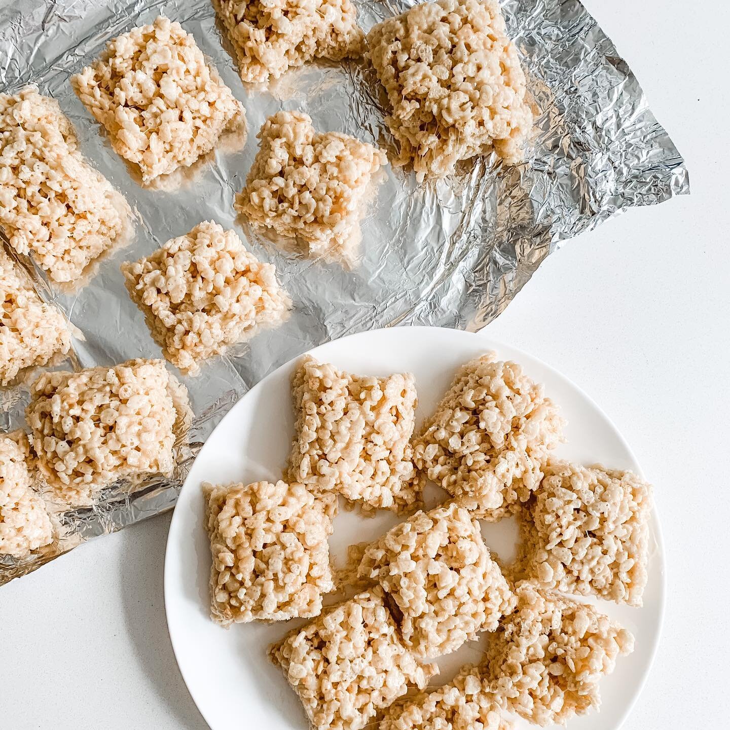 I&rsquo;m always game for making a childhood treat a little fancier. Cue this super easy, no bake recipe from @chenee_today for browned butter Rice Krispies treats with white chocolate ganache. Like.... wuuut?! And oh man, are these GOOD. They&rsquo;