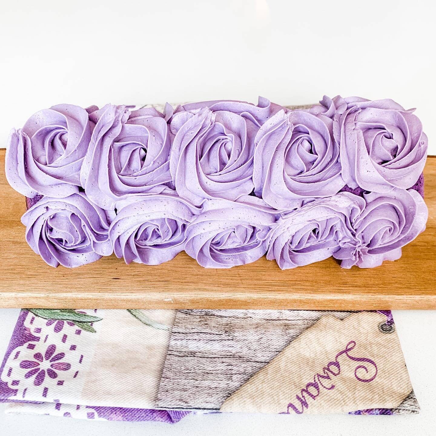 Back to that classic Filipino dessert flavor with this weekend&rsquo;s bake! Ube cake roll decorated with an ube buttercream frosting 😋 
-
Still have lots of practicing to do with my piping skills, but had a lot of fun making these purple rosettes t