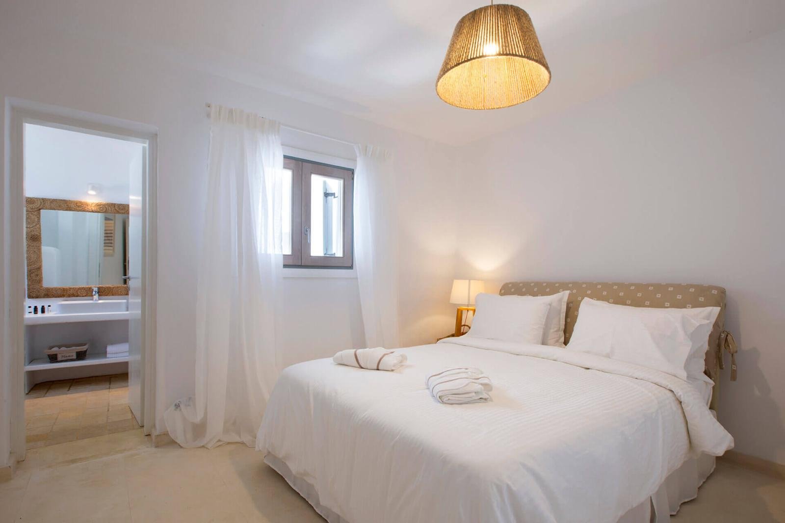 SELENE ~ Villa Nectar
Ensuite Double bedroom 
£1,300 (shared)
£1,800 (solo)