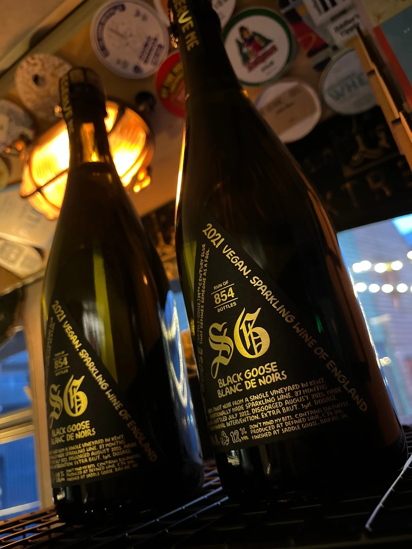 🚨 #nationaldrinkwineday 🚨 @saddlegoosewine 

It&rsquo;s National Drink Wine Day! (Yep, it&rsquo;s a thing!) 

So we thought we&rsquo;d share our latest find from the UK wine world...

Whenever we&rsquo;re off on our travels, we&rsquo;re always look