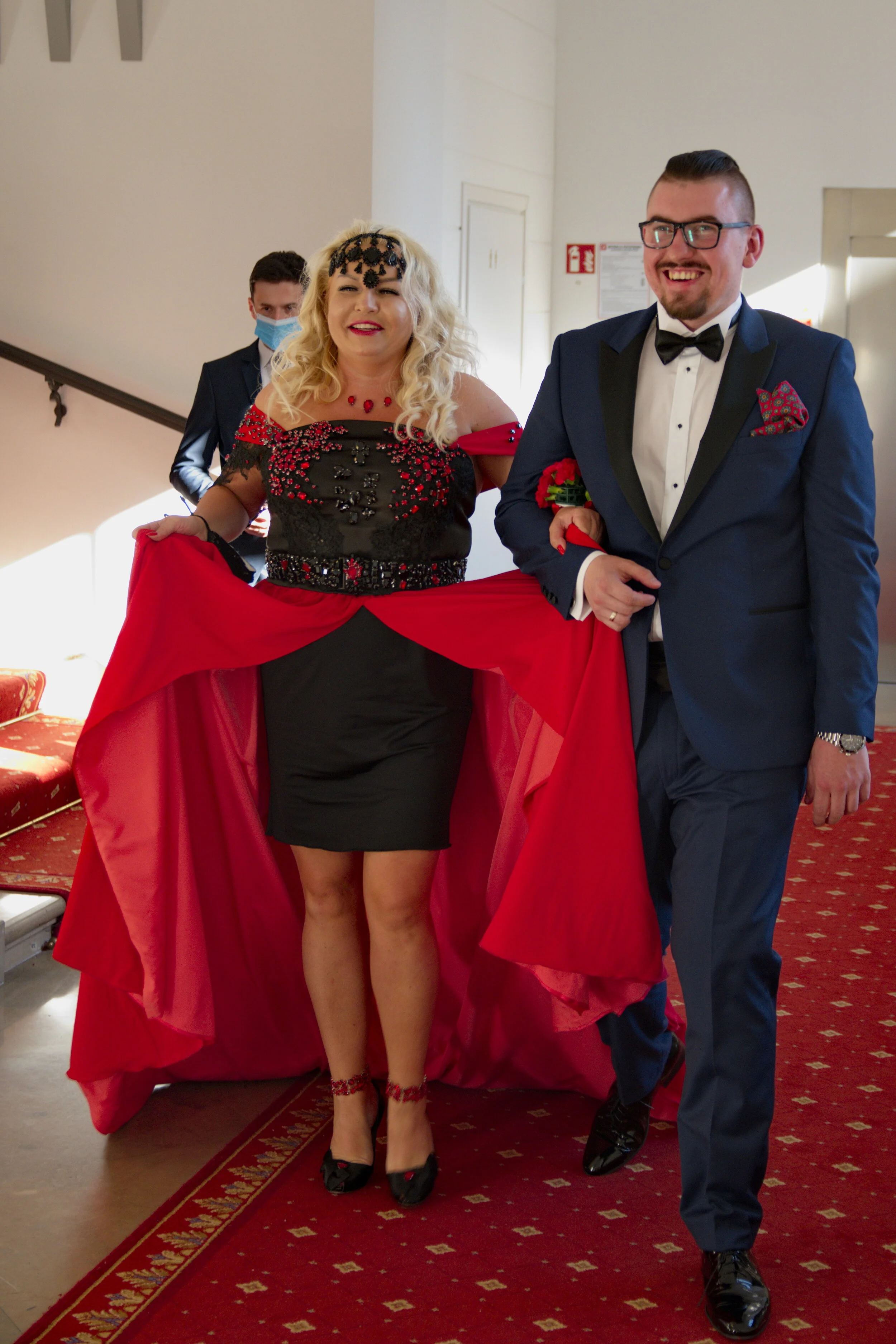 Moda para w czerwonej sukni w Pałacu Ślubów w Warszawie