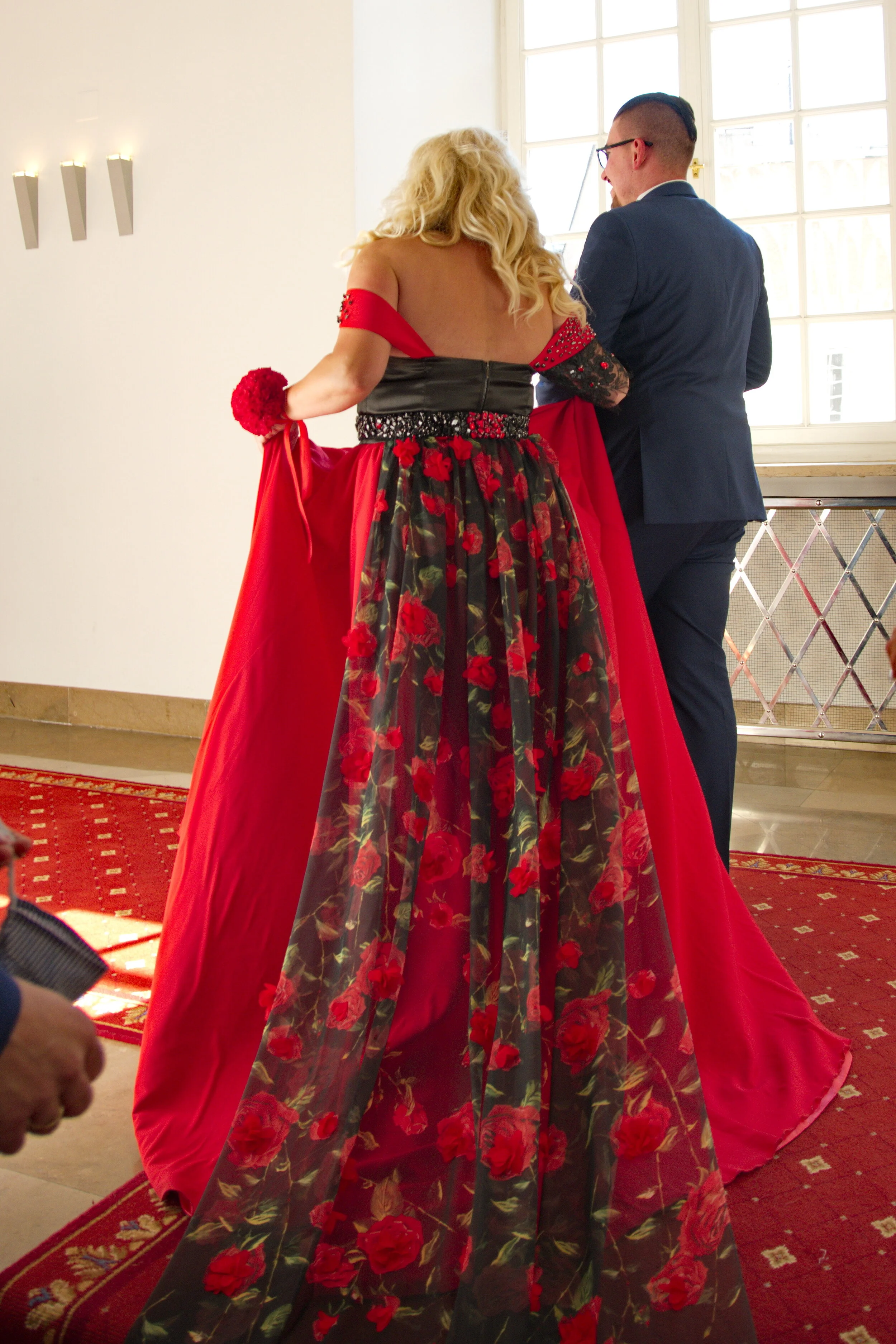 Moda para w czerwonej sukni