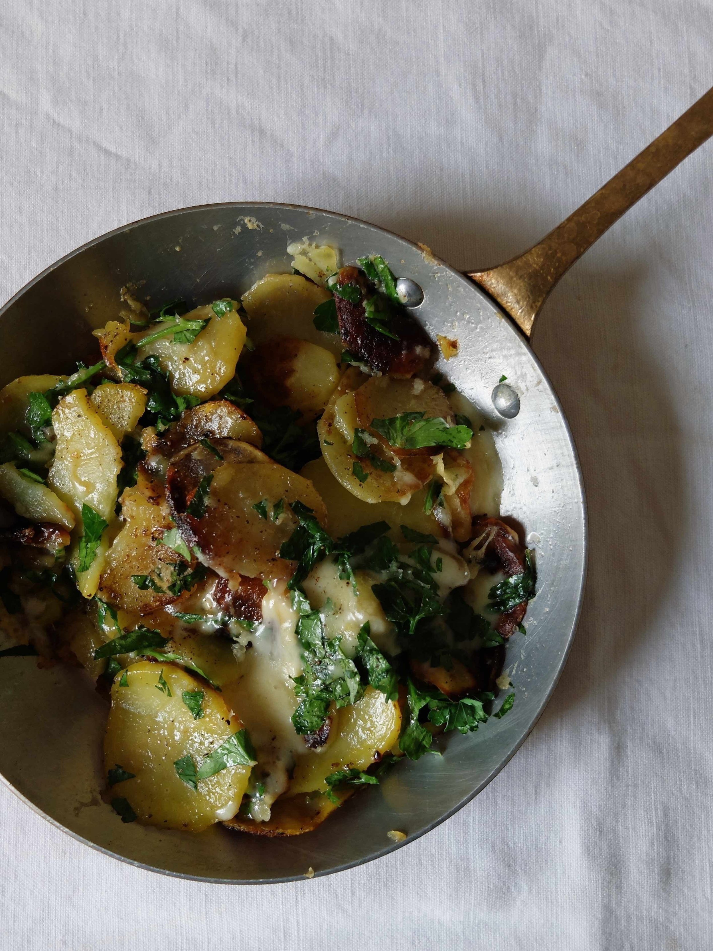 Truffade-Gourmande-fromage-fondant-pommes-de-terre-dorees-persil-2-low.jpg