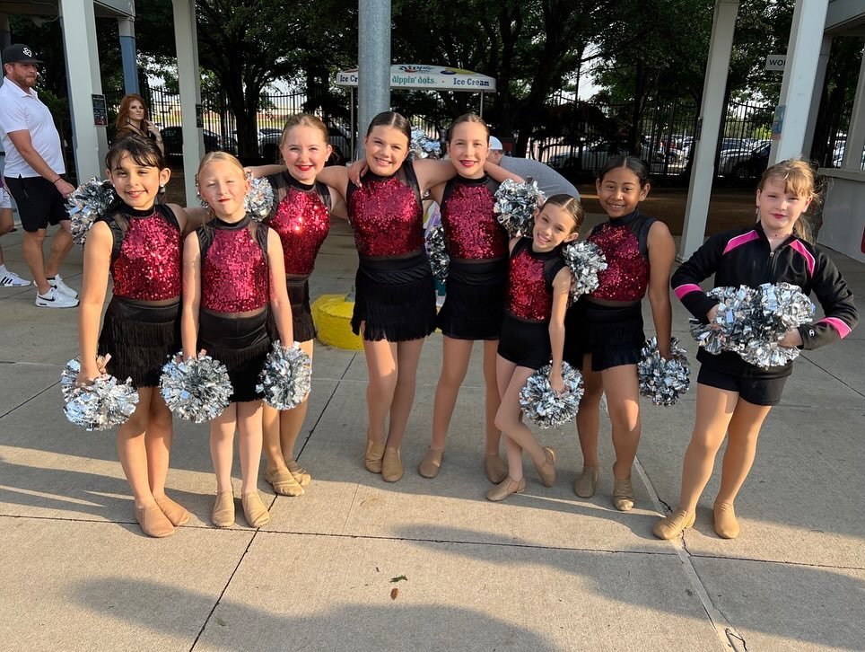 Our ADS Performance Teams had a blast last weekend performing at the @friscoroughriders game! ⚾️ We love watching you shine!

#passionartistrydance #discovertheartistwithin #allendancestudio #mckinneydancestudio #friscodancestudio #thedancestudionetw