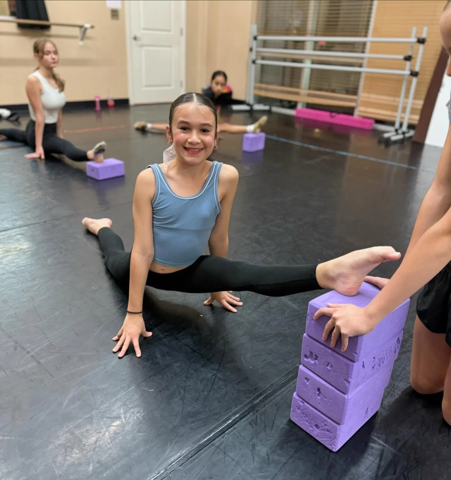 Starting this week off doing the absolute MOST 💯

#thedancestudionetwork #discovertheartistwithin