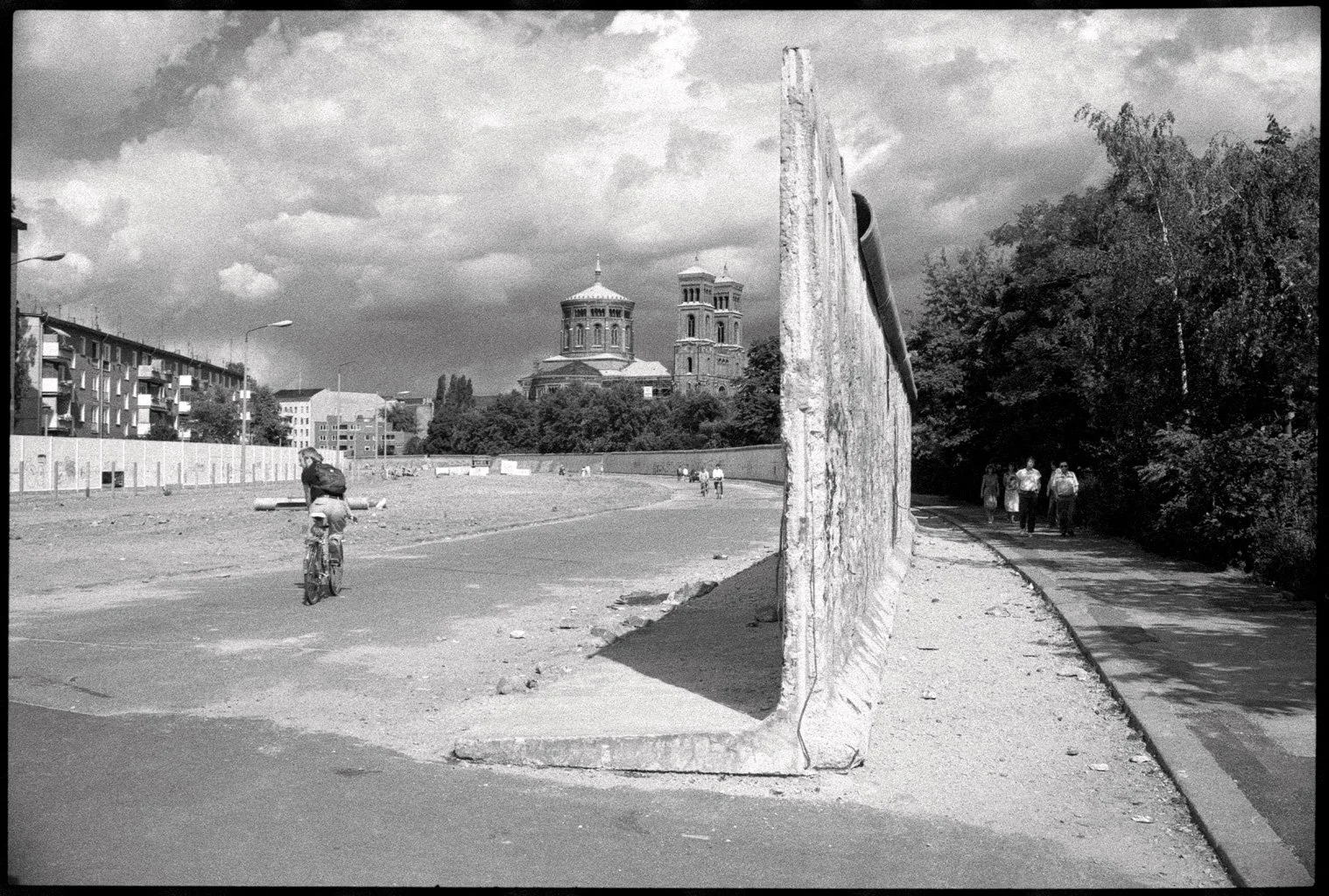 Berlin Wall, 1990, edition of 3, digigraphie print,
33 × 43 1/2 inches