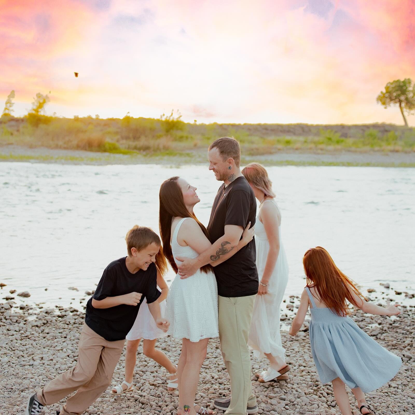 I love how these sunset family pics are turning out with Bianca&rsquo;s awesome family 💛 🌅